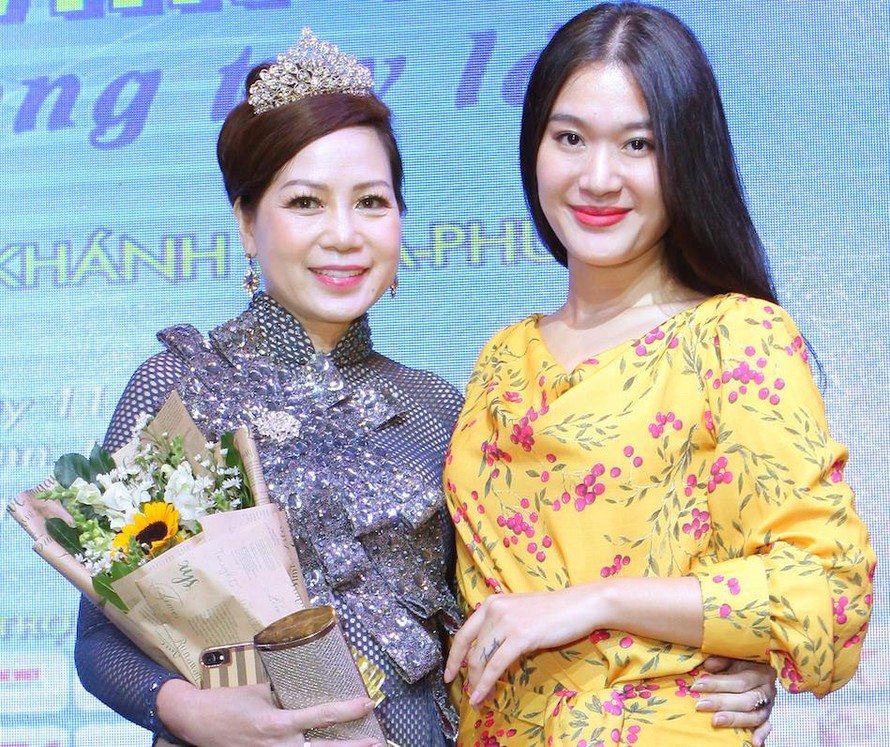 2 Hoa hậu Vân Anh và Bình Minh cùng chung tay đi làm từ thiện