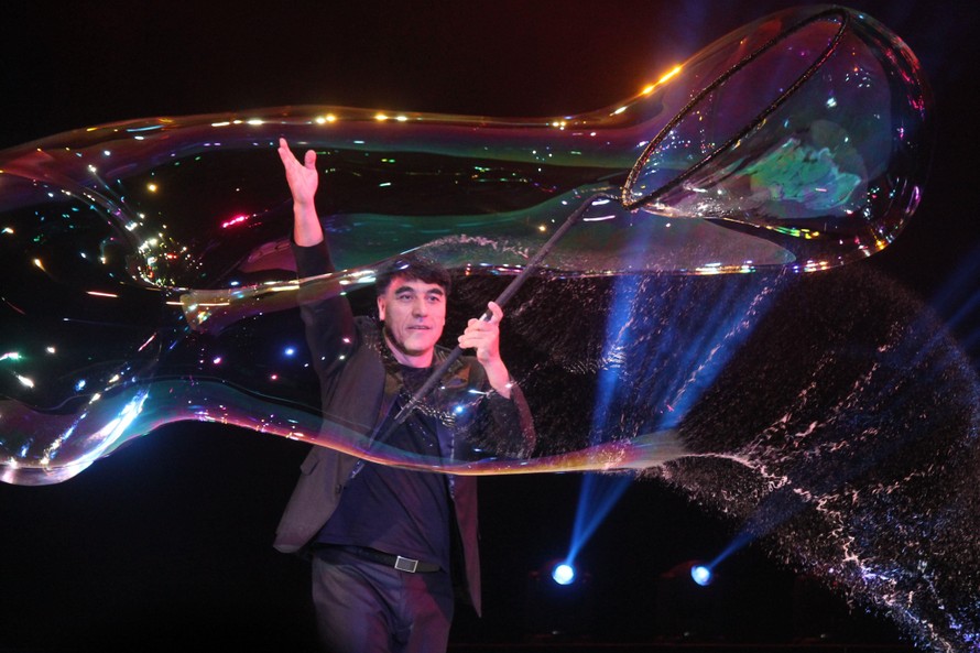 Phù thuỷ bong bóng nổi tiếng trình diễn 3 kỷ lục thế giới tại Sài Gòn