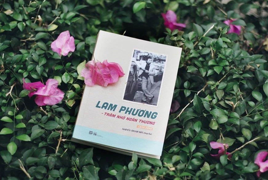 Nhạc sĩ Lam Phương đang chữa bệnh ở Mỹ, xúc động nhận được sách viết về mình