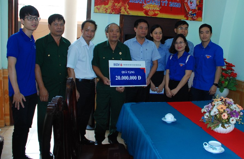 Ngân hàng BIDV và báo Tiền Phong tặng quà Tết thương binh