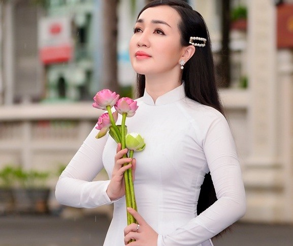 'Nữ hoàng Bolero' Hà Vân ra mắt MV nhân mùa Vu lan báo hiếu