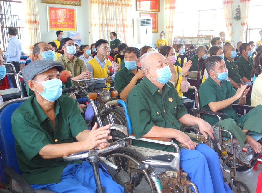 Ngân hàng BIDV và báo Tiền Phong tặng quà cho thương binh nhân dịp Tết Tân Sửu
