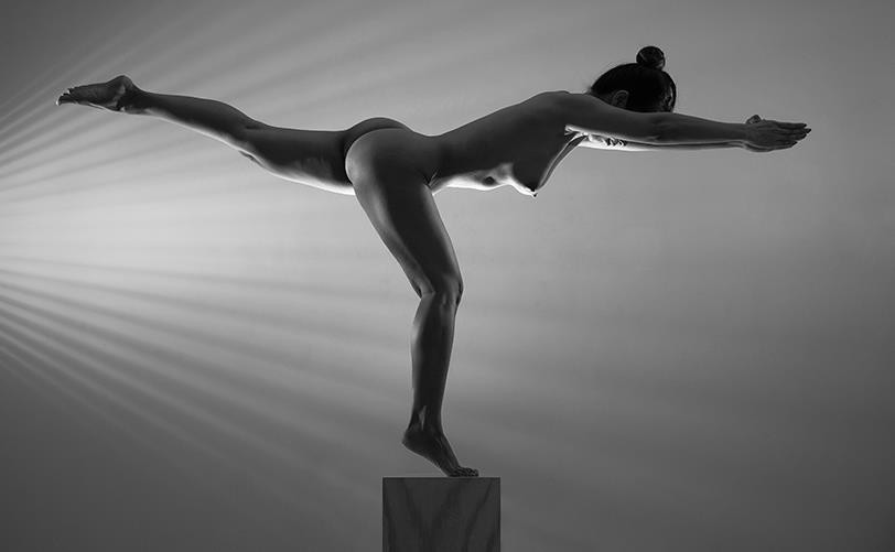 Thái Phiên ra sách ảnh nude yoga độc bản tặng người mẫu ruột