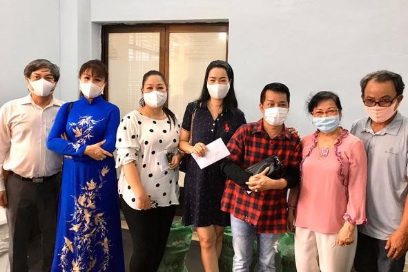 Á hậu Trịnh Kim Chi vận động cứu trợ cho 178 công nhân hậu đài sân khấu