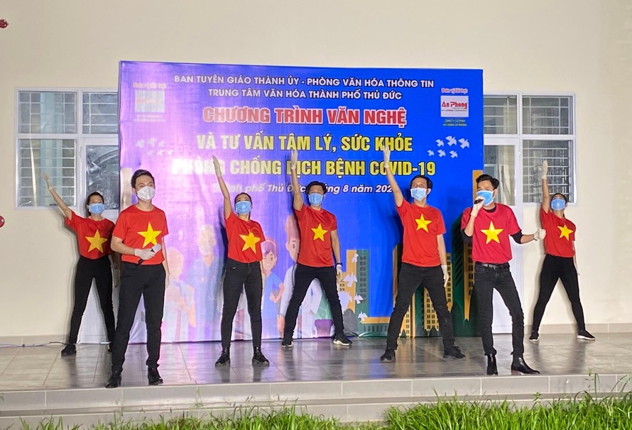 Đàm Vĩnh Hưng, Nguyễn Phi Hùng hát 'Khúc ca đồng lòng' tại các khu cách ly 