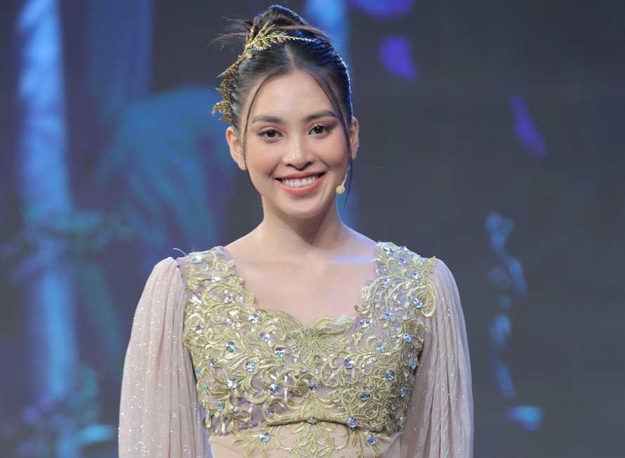 Hoa hậu Tiểu Vy toả sáng khi tham gia chương trình '7 nụ cười Xuân'