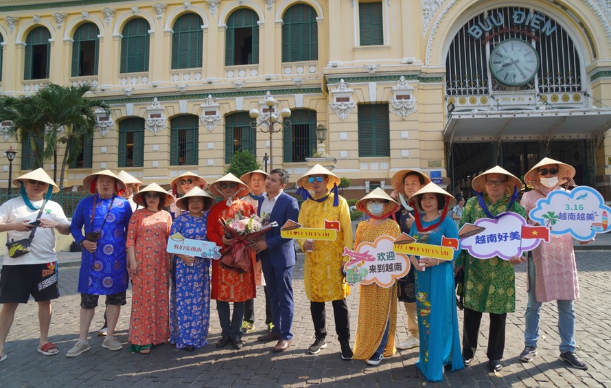 Đoàn khách du lịch Trung Quốc đầu tiên đến TPHCM