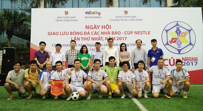FC Tiền Phong chụp ảnh lưu niệm cùng Ban tổ chức