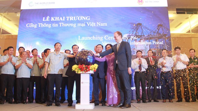 Phó Thủ tướng Vương Đình Huệ cùng lãnh đạo Bộ Tài chính, Tổng cục Hải quan và Worldbank tại Việt Nam ấn nút vận hành Cổng Thông tin Thương mại Việt Nam