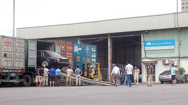Một doanh nghiệp đang nhập ô tô tại cảng cạn ICD Mỹ Đình, thuộc Cục Hải quan Hà Nội. Ảnh: Tuấn Nguyễn