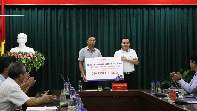 Tổng trị giá 940 triệu đồng đã đươc lãnh đạo Cty Yamaha Motor Việt Nam trao tặng cho bà con bị thiệt hại nặng nề do mưa lũ ở Yên Bái, Sơn La