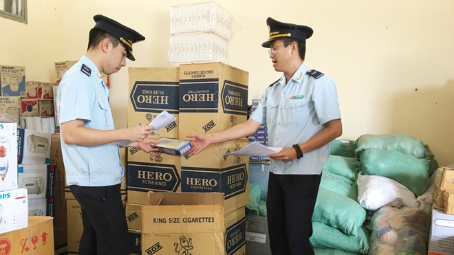 Lực lượng Hải quan Quảng Trị kiểm tra một lô hàng thuốc lá lậu. Ảnh: Tuấn Nguyễn