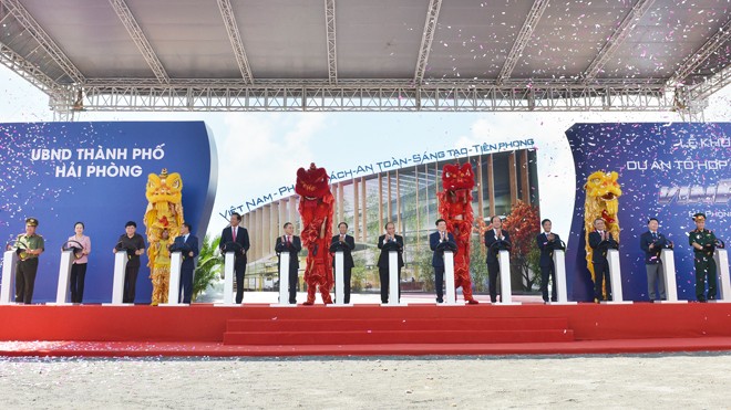 Thủ tướng Nguyễn Xuân Phúc cùng đại diện các bộ, ngành, thành phố Hải Phòng và Tập đoàn Vingroup ấn nút khởi công dự án Vinfast