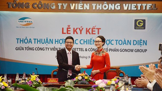 Ông Phùng Văn Cường (trái), đại diện Viettel ký kết hợp tác với bà Trần Huyền Trang, đại diện Công ty cổ phần GONOW 