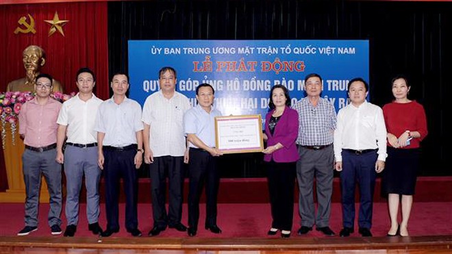 Thứ trưởng Bộ Tài chính Trần Văn Hiếu trao 500 triệu đồng cho Ủy ban Trung ương Mặt trận Tổ quốc Việt Nam ủng hộ đồng bào vùng lũ
