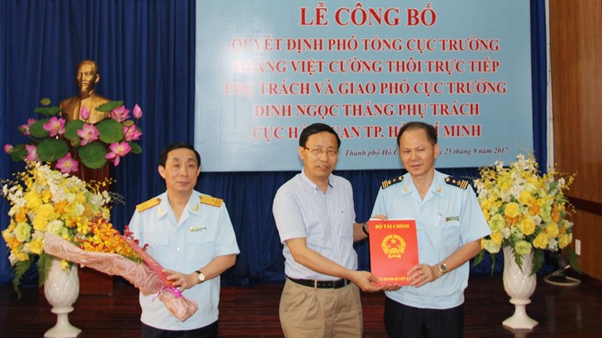 Tổng cục trưởng Nguyễn Văn Cẩn trao 2 quyết định cho ông Hoàng Việt Cường và Đinh Ngọc Thắng 