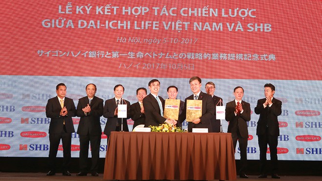 Tổng Giám đốc SHB và Tổng Giám đốc Dai-ichi Life Việt Nam ký thỏa thuận hợp tác chiến lược trước sự chứng kiến của Phó Thủ tướng và các vị đại diện