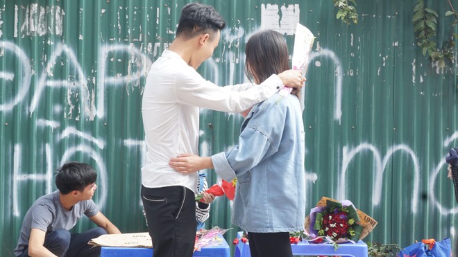 Sinh viên Hà Nội mở dịch vụ “ôm người, tặng hoa”