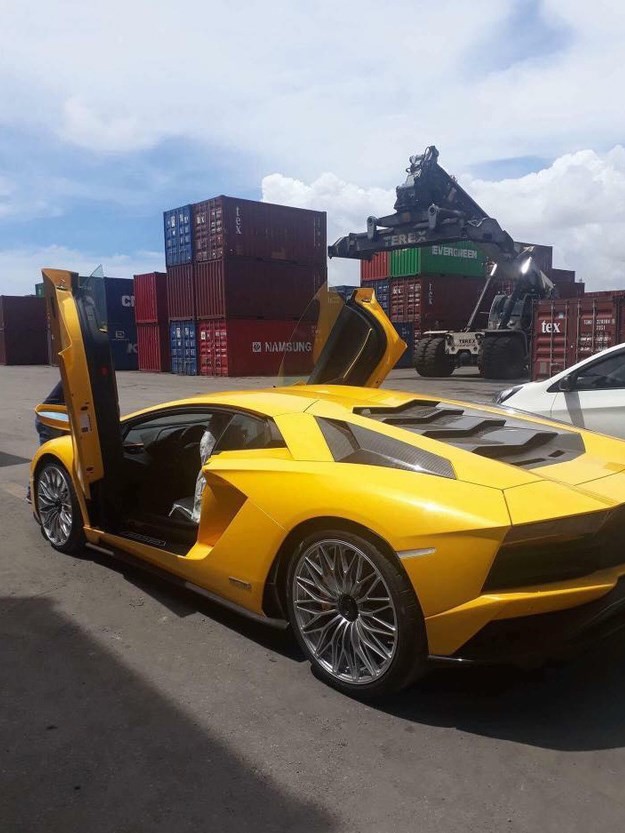 Tại Việt Nam, hiện mới chỉ có đúng 1 chiếc siêu xe Lamborghini Aventador S được đưa về nước từ hồi tháng 5/2017