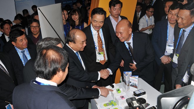 Thủ tướng Nguyễn Xuân Phúc tham quan các gian hàng công nghệ tại triển lãm. Ảnh: Tuấn Nguyễn