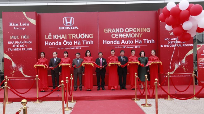 Các lãnh đạo tỉnh Hà Tĩnh, Tổng Giám đốc Honda Việt Nam & Chủ đầu tư Honda Ôtô Hà Tĩnh thực hiện nghi thức cắt băng khai trương 