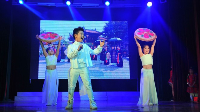 “Thần đồng” Nhật Minh thể hiện xuất sắc ca khúc “Thành phố miền quan họ” của nhạc sĩ Nguyễn Cường. 