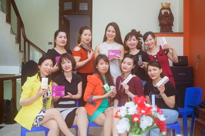 Chị em phụ nữ ở thôn Ngọc Chi, xã Vĩnh Ngọc (Đông Anh, Hà Nội) trải nghiệm các dòng son trẻ trung và kem dưỡng của mỹ phẩm HiSPA. Ảnh: Thu Hiền 