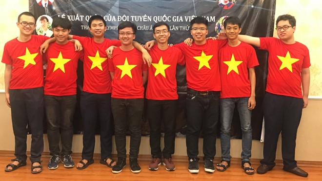 Nguyễn Văn Thành Lợi (thứ 5, từ trái qua) cùng 7 thí sinh tham dự APHO 2018