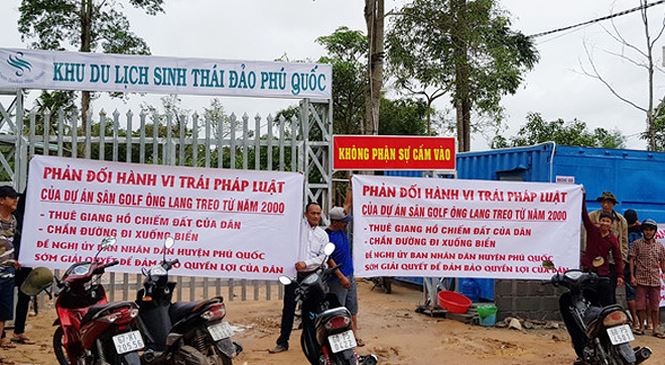 Hàng chục người dân bức xúc căng băng rôn, phản đối doanh nghiệp lập hàng rào chặn đường xuống biển ở xã Cửa Dương (huyện Phú Quốc). Ảnh: Việt Tường