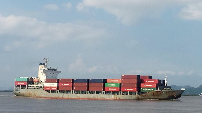Container chở hàng hóa về cảng biển khu vực Hải Phòng. Ảnh: Tuấn Nguyễn