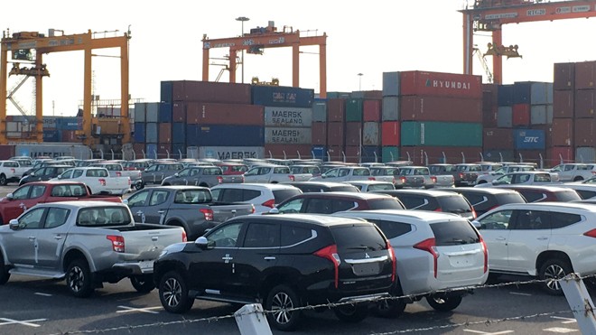Ô tô nhập khẩu về cảng Tân Vũ (Hải Phòng), chờ làm thủ tục hải quan. Ảnh: Tuấn Nguyễn