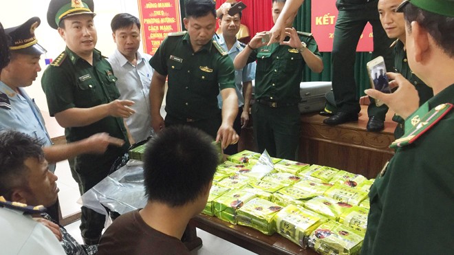 Lực lượng liên ngành phối hợp bắt giữ vụ vận chuyển trái phép 25 kg ma túy đá, 52 bánh hê-rô-in qua cửa khẩu Quốc tế Cầu Treo ngày 17/7 vừa qua