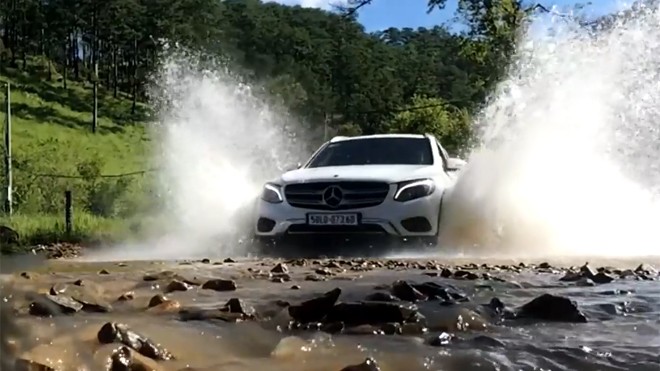 Hình ảnh quảng cáo xe Mercedes GLC lội nước hoành tráng