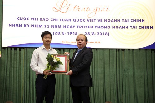 Thứ trưởng Huỳnh Quang Hải trao giải Đặc biệt cho đại diện nhóm tác giả Báo Vietnamnet với tác phẩm "Từ việc khoán xe công của Bộ Tài chính: Thiết thực giảm chi tiêu công"