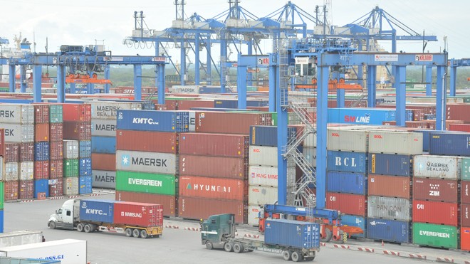 Cảng Cát Lái ùn tắc nghiêm trọng vì hàng nghìn container phế liệu tồn đọng chưa được giải tỏa. Ảnh: Tuấn Nguyễn