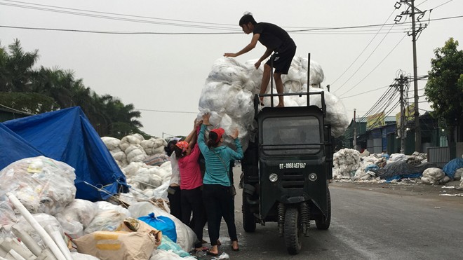 Phế liệu chất đống tại thủ phủ tái chế nhựa Minh Khai, huyện Văn Lâm, Hưng Yên