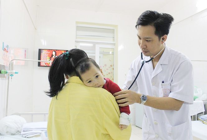 ThS. BS Trương Văn Quý – Trưởng khoa Nội Nhi tổng hợp Bệnh viện E khám cho bệnh nhân nhi