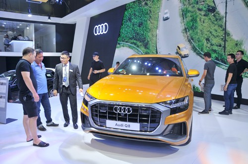 Khách hàng xem mẫu xe Audi mới về Việt Nam. Ảnh: Tuấn Nguyễn