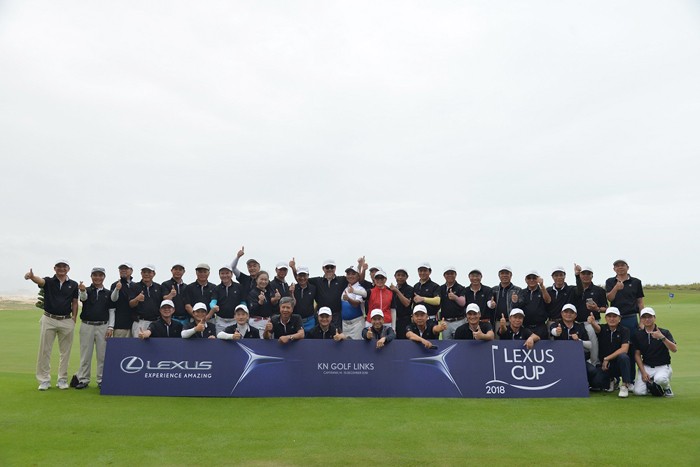 Các golfers chụp ảnh kỷ niệm cùng ban tổ chức 