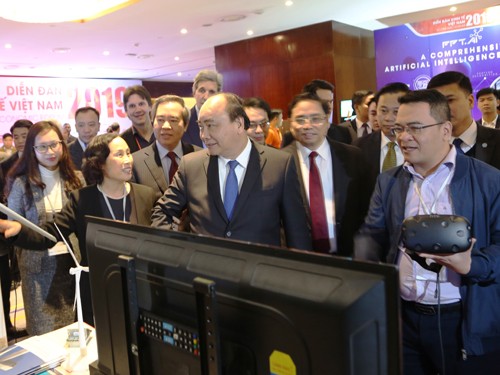 Thủ tướng Nguyễn Xuân Phúc cùng các đại biểu thăm quan khu vực triển lãm công nghệ năng lượng trong khuôn khổ Diễn đàn Kinh tế Việt Nam 2019