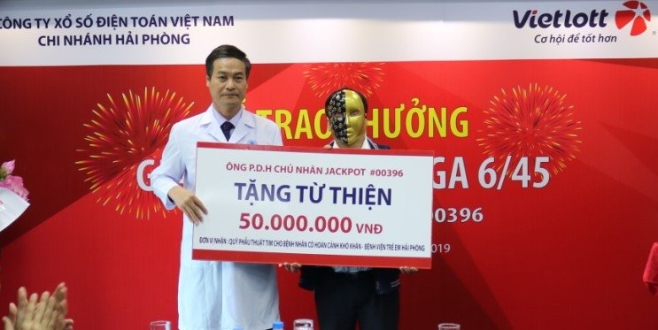 Ông Trần Minh Cảnh - Phó Giám đốc Trẻ em Hải Phòng nhận từ thiện từ anh P.D.H