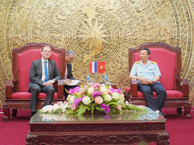 Tổng cục trưởng Tổng cục Hải quan Nguyễn Văn Cẩn (phải) trao đổi cùng ông Menno Snel - Quốc Vụ khanh Tài chính Hà Lan (Thứ trưởng Bộ Tài chính) ngày 10/4