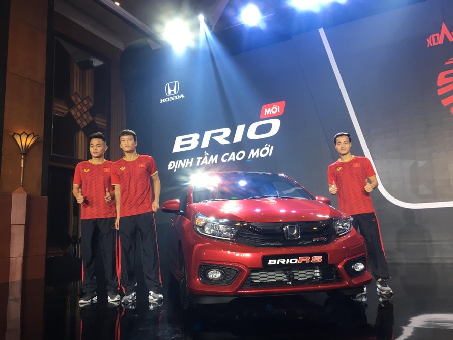 3 tuyển thủ quốc gia Văn Toàn, Hoàng Đức và Đức Chiến thích thú tạo dáng bên mẫu Honda Brio 2019 vừa ra mắt tại Việt Nam