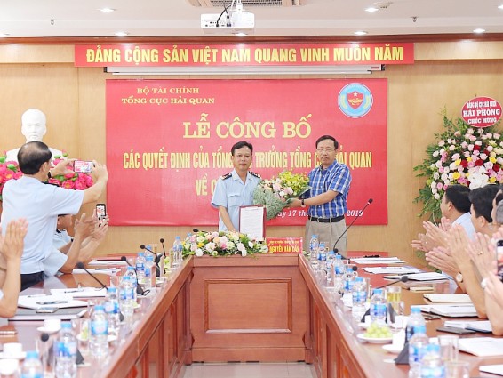 Tổng cục trưởng Nguyễn Văn Cẩn trao quyết định cho ông Nguyễn Duy Ngọc 