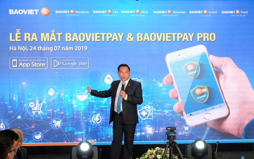 Ông Đỗ Trường Minh - Tổng Giám đốc Tập đoàn Bảo Việt giới thiệu ứng dụng BaovietPay
