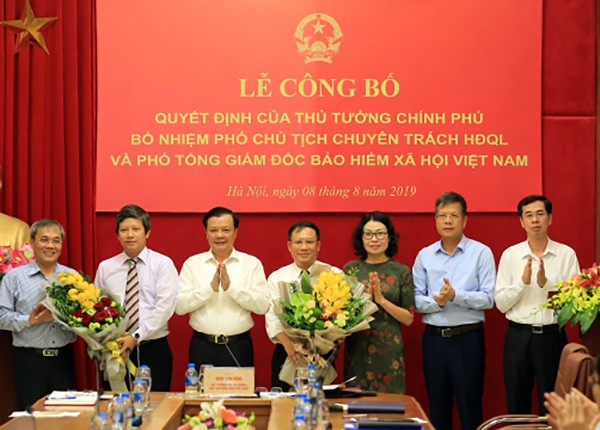 Thừa ủy quyền Thủ tướng Chính phủ, Bộ trưởng Đinh Tiến Dũng đã trao các quyết định bổ nhiệm cho các ông Phạm Văn Trường và Lê Hùng Sơn