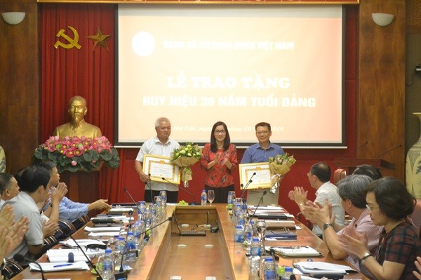 Phó Bí thư Thường trực Đảng ủy Nguyễn Thị Nga đã trao Huy hiệu 30 năm tuổi Đảng cho các đồng chí đảng viên đang sinh hoạt tại Đảng bộ 