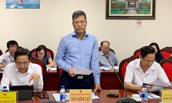 Phó Tổng Giám đốc BHXH Việt Nam Trần Đình Liệu giải trình tại phiên họp