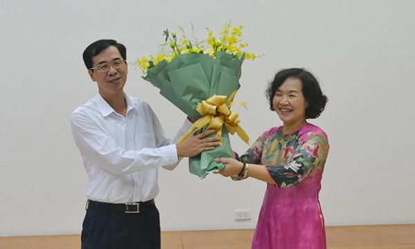 Phó Tổng Giám đốc Đào Việt Ánh tặng hoa cho đại diện nữ CCVC của Cơ quan BHXH Việt Nam