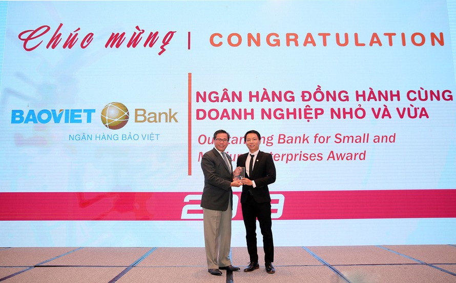 Ông Bùi Quang Vũ - Trưởng Văn phòng đại diện BAOVIET Bank tại TP. Hồ Chí Minh nhận giải thưởng “Ngân hàng đồng hành cùng Doanh nghiệp nhỏ và vừa năm 2019” cho BAOVIET Bank